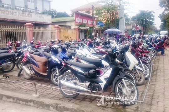 Chiếm dụng vỉa hè để làm dịch vụ trông giữ xe