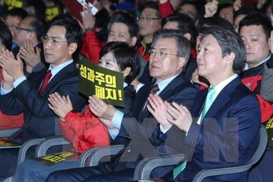 Ứng cử viên Tổng thống Hàn Quốc Ahn Cheol-soo tiếp tục thắng áp đảo