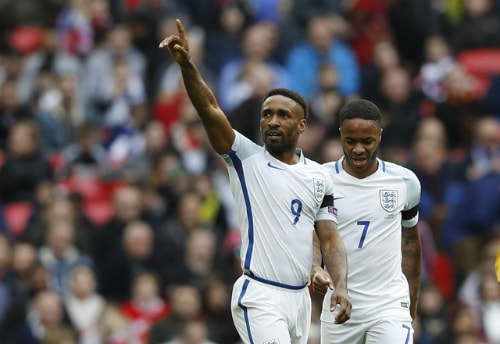 Defoe ghi bàn ngày trở lại, Anh tiếp tục dẫn đầu bảng
