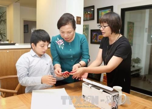 Bí ẩn chiếc khăn lụa tặng phu nhân Thủ tướng Lý Hiển Long