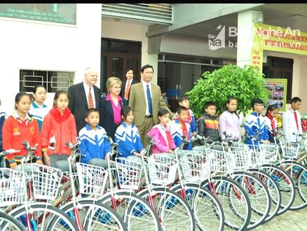 Tiếp nhận quà tài trợ trẻ em khó khăn