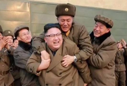 Sự thật sau bức ảnh Kim Jong-un cõng người bí ẩn