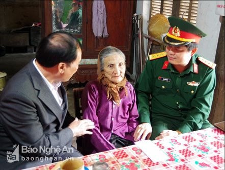 Bộ CHQS tỉnh tặng bò giống cho gia đình chính sách