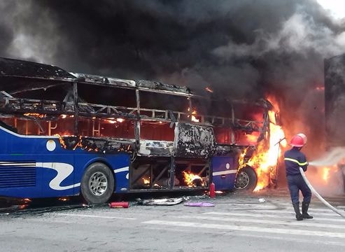 Xe khách chở đấu đầu container, bốc cháy dữ dội