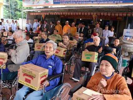 Chùa Phúc Mỹ trao xe lăn cho người khuyết tật