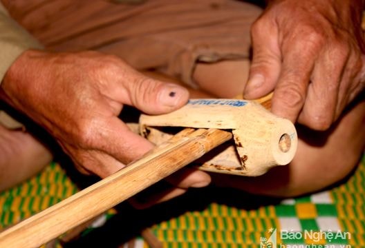 Xem nghệ nhân Thái chế tác khèn bè