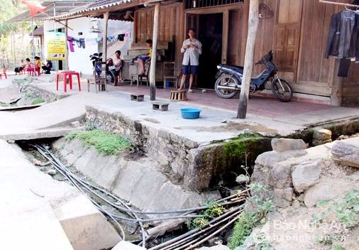 Mương nước thải tồn tại suốt 10 năm trước cửa nhà dân