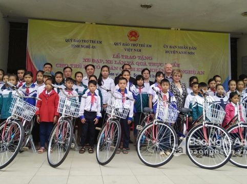 Trao 100 suất quà cho trẻ em có hoàn cảnh khó khăn