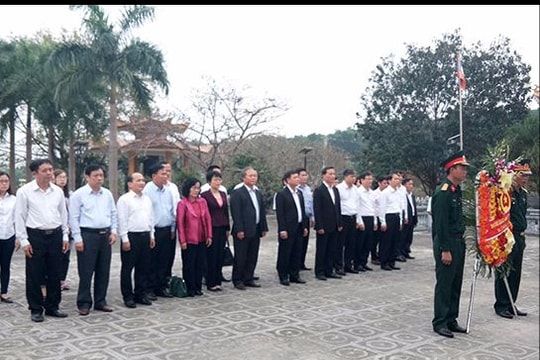 Đoàn giám sát Quốc hội dâng hương tại Nghĩa trang liệt sỹ Việt - Lào