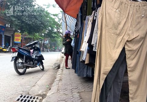 Nhếch nhác khi 'quần áo tràn vỉa hè' thành Vinh