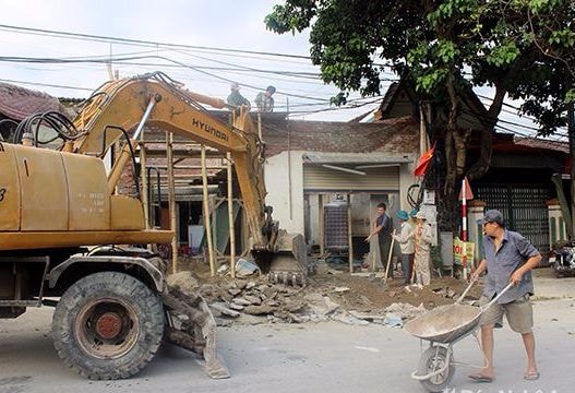 Người dân Tương Dương chủ động tháo dỡ vỉa hè vi phạm