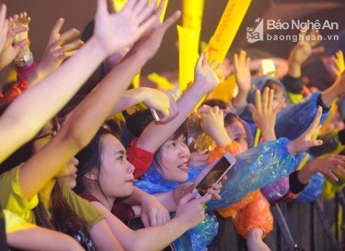 TP Vinh: Hàng nghìn khán giả mặc áo mưa 'quẩy' cùng Noo Phước Thịnh