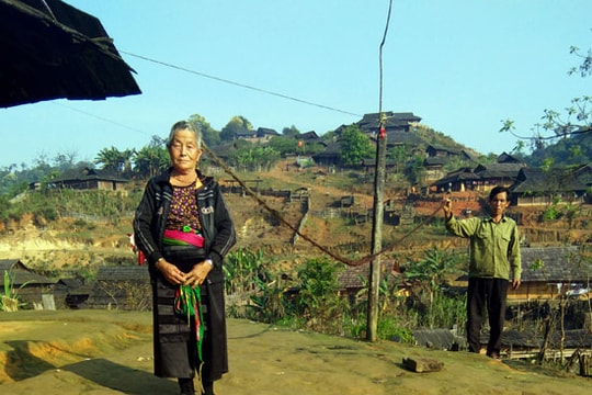 Lạ: Cụ bà người Mông sở hữu mái tóc dài 6 mét