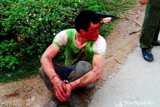 Đi xe biển số giả trộm chó bị dân vây đánh