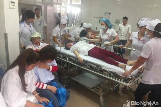 Nóng: Nghi ngộ độc, hàng chục công nhân nhập viện ở Nghệ An
