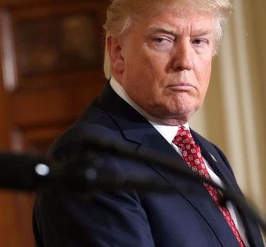 Trump rời khỏi buổi lễ trang trọng công bố nghị định mà quên ký văn bản