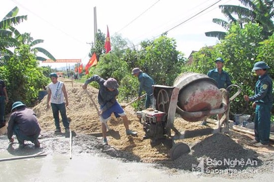 Tần Kỳ được cấp 1.050 tấn xi măng làm đường bê tông