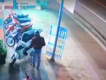 Hai thanh niên liều lĩnh bẻ khoá xe SH trước cửa hàng