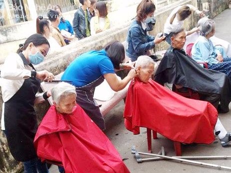 Trao quà và cắt tóc miễn phí cho bệnh nhân phong Quỳnh Lập