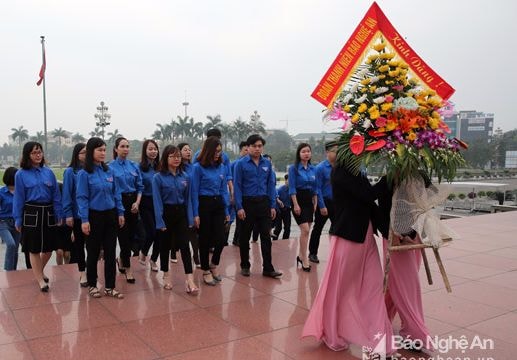 Chi đoàn Báo Nghệ An tổ chức dâng hoa, dâng hương báo công với Bác