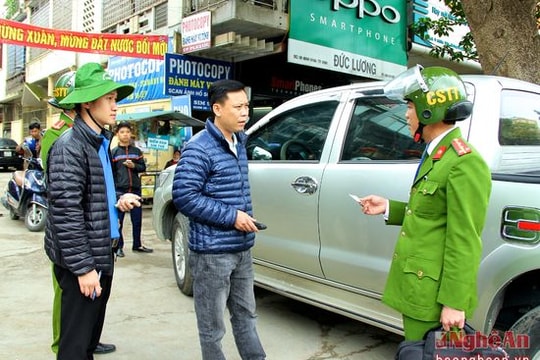 Chủ tịch UBND tỉnh: Sẽ xử lý nghiêm cán bộ, công chức vi phạm hành lang ATGT