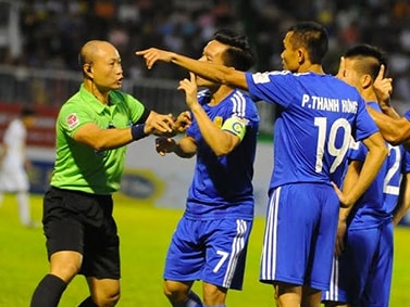 CLB Quảng Nam: 'Bầu Đức cần lên tiếng khi HAGL hưởng lợi từ trọng tài'