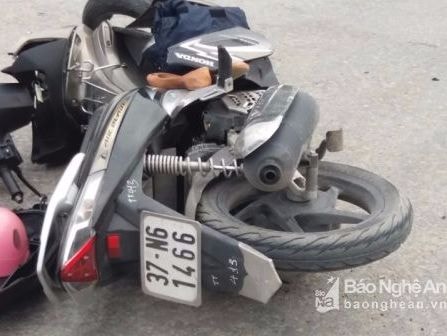 Xe 7 chỗ đâm văng xe máy, 1 người nguy kịch