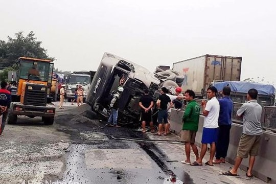 Tài xế ngủ gật, xe tải chở hạt nhựa húc đổ giải phân cách