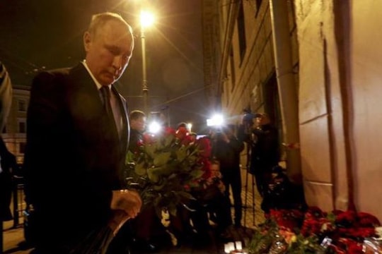 Ông Putin đặt hoa tưởng niệm nạn nhân vụ nổ tàu điện ngầm trong đêm