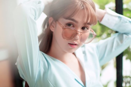 Ngọc Trinh khác lạ với màu tóc mới