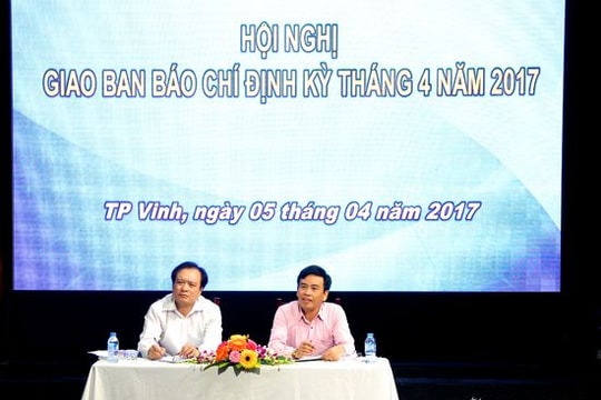 Báo chí cần tránh 'tối nhiều, sáng ít'