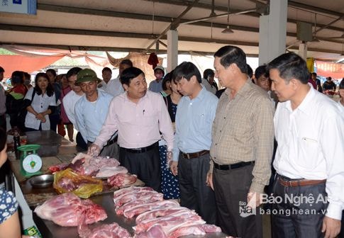 Chủ tịch UBND tỉnh trực tiếp kiểm tra vệ sinh thực phẩm ở chợ, nhà hàng, bếp ăn