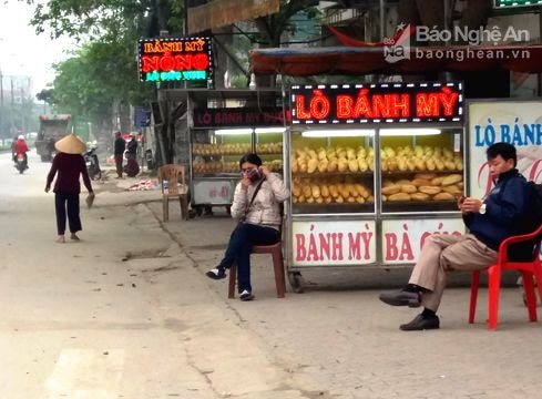Bánh mỳ dàn hàng ngang chiếm vỉa hè thành Vinh
