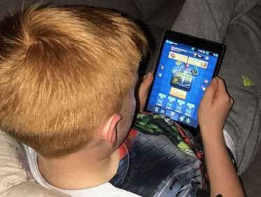 Bé 11 tuổi mua đồ trong game hết gần 7.500 USD