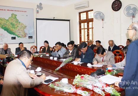 Bi hài 60 tuổi vẫn là 'nhà thơ trẻ'