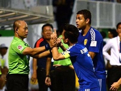 Ông bầu nói trọng tài được đào tạo ở trường mù, VFF nhắm mắt làm ngơ?