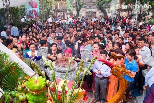 Cả nghìn người đổ về Lễ giỗ Tổ Hùng Vương ở đền Hồng Sơn