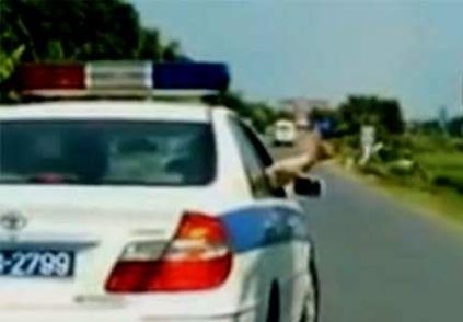 CSGT truy đuổi bắn thủng 2 lốp ôtô chở động vật hoang dã