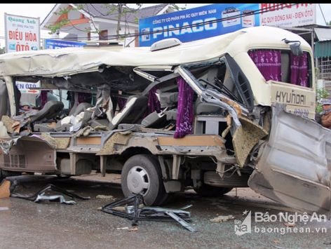 Nghệ An khởi tố, tạm giam 2 tài xế gây tai nạn khiến 6 người tử vong