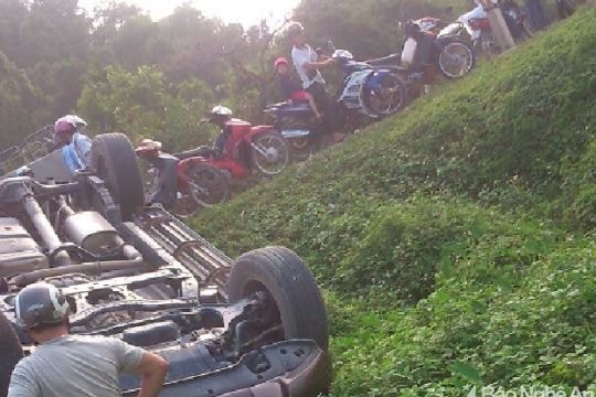 Xe bán tải cua gấp, phơi bụng xuống hố sâu