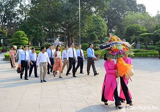 Đại sứ Trung Quốc tưởng niệm Chủ tịch Hồ Chí Minh