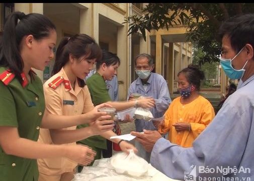 Nghi Lộc: 200 suất cơm đến với bệnh nhân nghèo