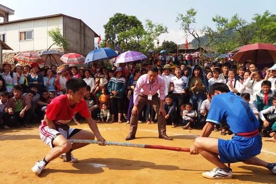 Hàng trăm VĐV tham gia bắn nỏ, đẩy gậy ở Kỳ Sơn