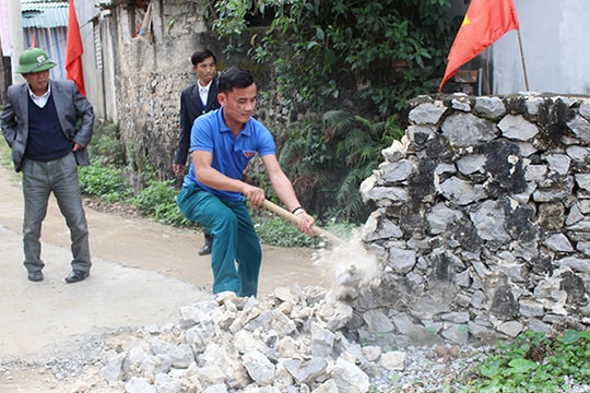Bí thư chi bộ tiên phong hiến đất mở đường