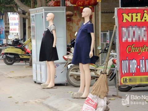 Ma nơ canh giành vỉa hè của người đi bộ