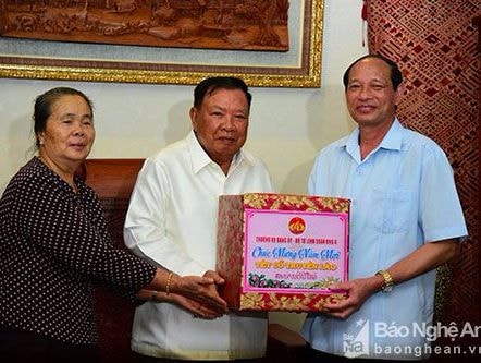 Bộ Tư lệnh Quân khu 4 thăm, chúc Tết lãnh đạo Đảng, Nhà nước Lào