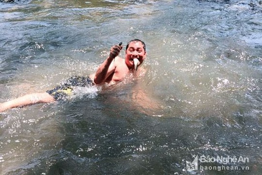 Nghệ An: Nắng nóng đầu mùa, người dân vùng cao kéo nhau xuống khe suối
