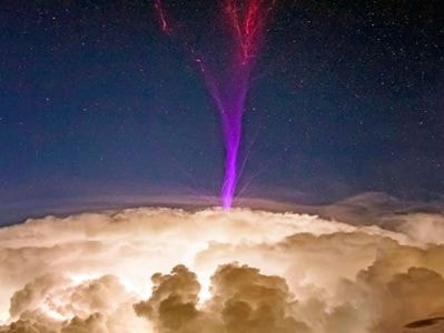 Kỳ lạ tia sét màu tím trên đám mây