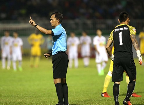 Trọng tài 'phá nát' trận HAGL-FLC Thanh Hóa: 'Tôi cảm thấy bần thần lắm'