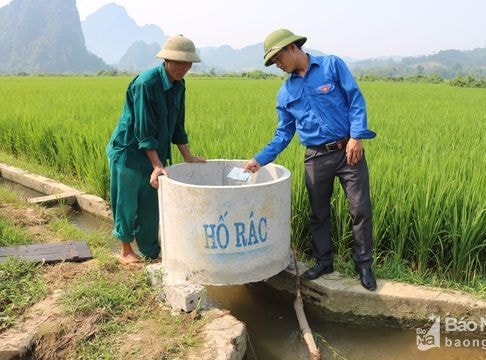 Gom rác tại đồng ruộng ở Hoa Sơn